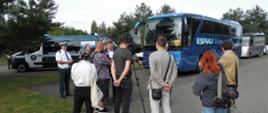 W miejscu zorganizowanego wyjazdu harcerzy z Radomia, gdzie przeprowadzono kontrole autokarów i kierowców, odbył się briefing dotyczący akcji „Bezpieczny Autokar – wakacje 2026”. 