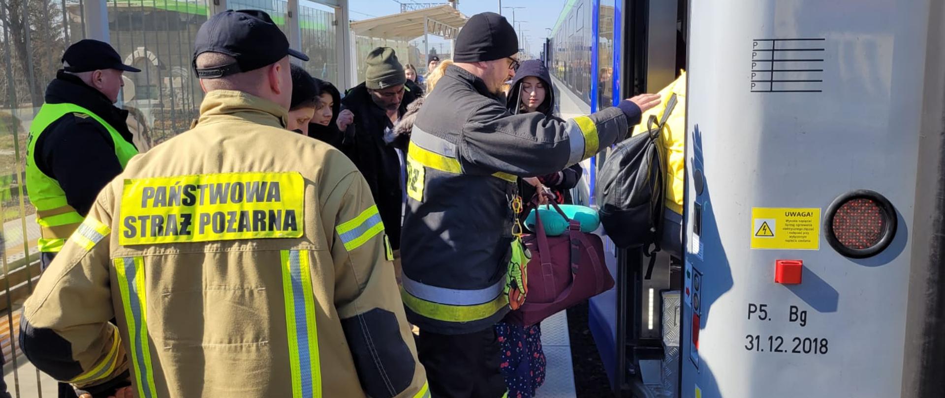 Zdjęcia wykonanie na przejściu granicznym w miejscowości Budomierz. Strażacy z KP PSP w Jaśle pomagają uchodźcom z Ukrainy w transporcie do miejsc zakwaterowania