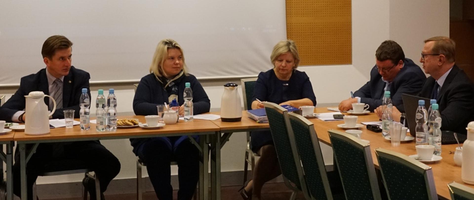 Wiceminister R. Romanowski rozmawia z przedstawicielami Polskiej Izby Ubezpieczeń