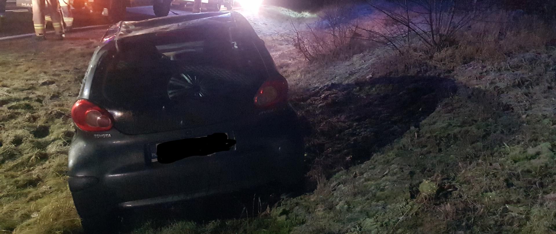 Na zdjęciu widać samochód w rowie