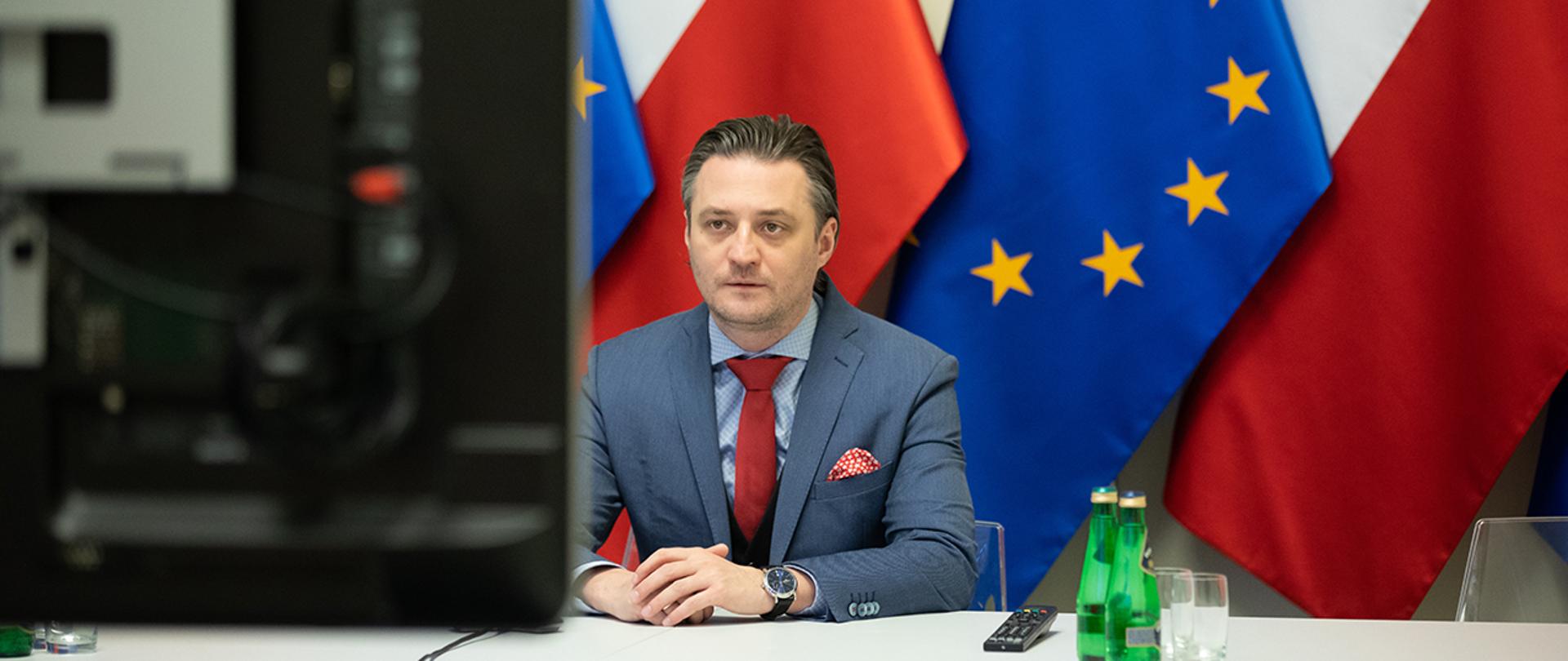 Zdjęcie przedstawia wiceministra Bartosza Grodeckiego