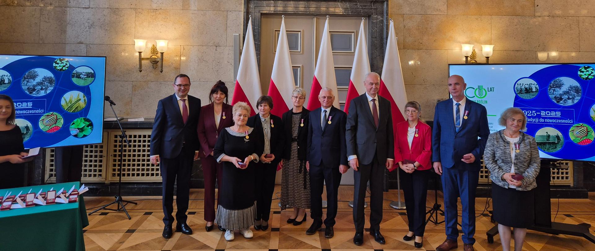 Zdjęcie przedstawia odznaczonych pracowników z Wojewódzkiego Inspektoratu Ochrony Roślin i Nasiennictwa w Katowicach odznaczonych medalami za długoletnią służbę.