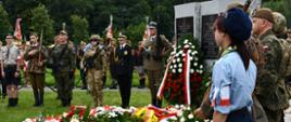 Na zdjęciu widoczni są żołnierze i harcerze przed pomnikiem upamiętniającym wyzwolenie obozu koncentracyjnego „Gęsiówka”