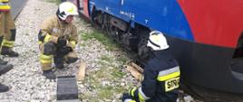 Strażacy ćwiczą podnoszenie składu kolejki WKD przy użyciu narzędzi hydraulicznych