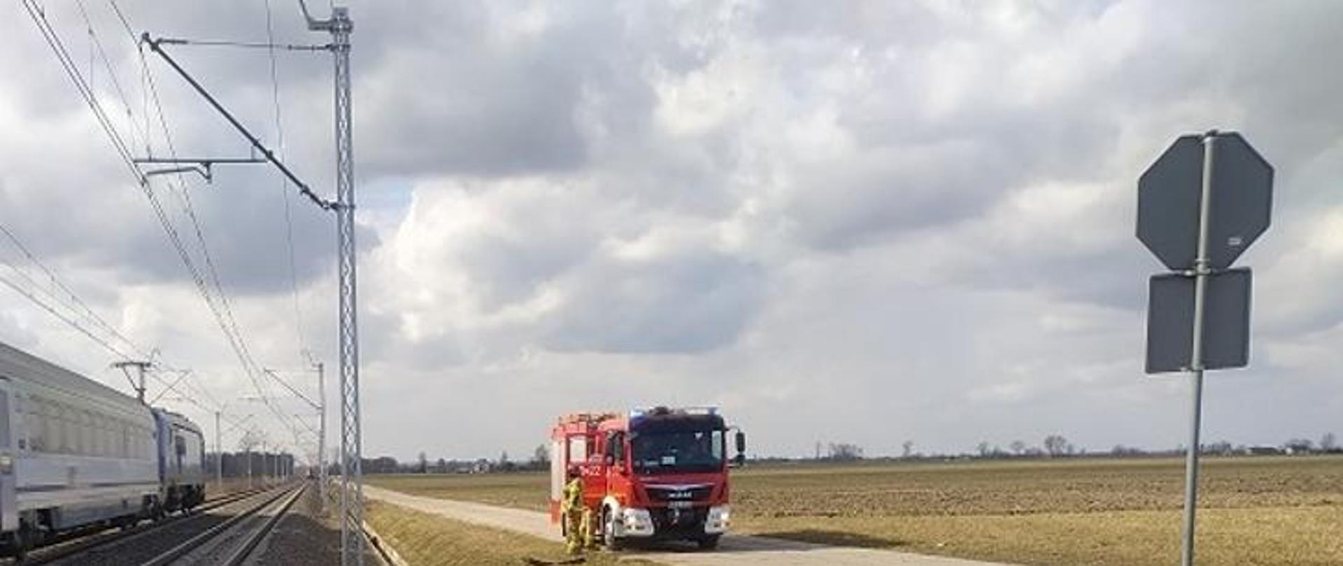 straż pożarna na miejscu zdarzenia przytorach kolejowych