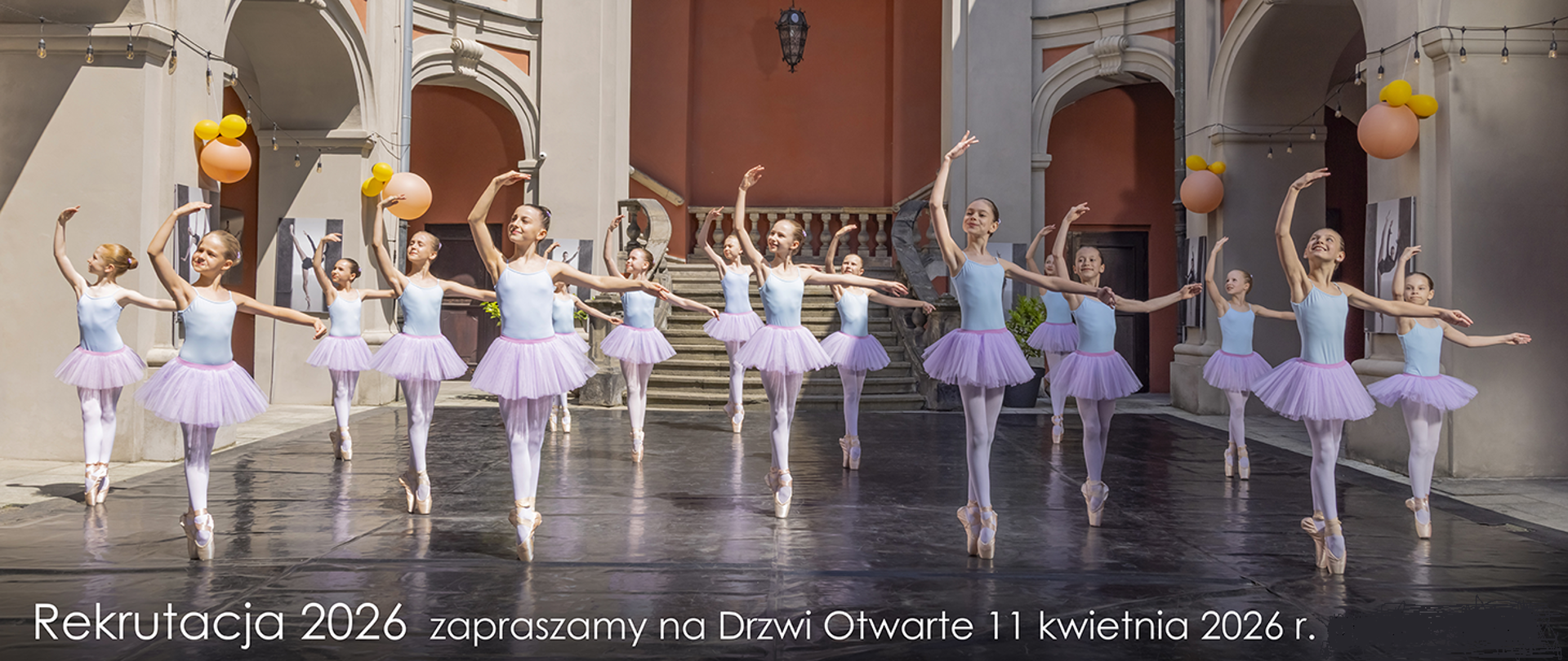 Grupa tancerek na dziedzińcu szkolnym