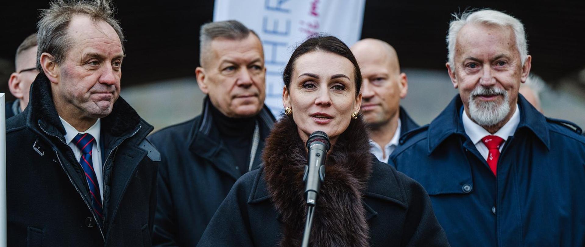 kobieta (wojewoda) przemawia podczas otwarcia drogi