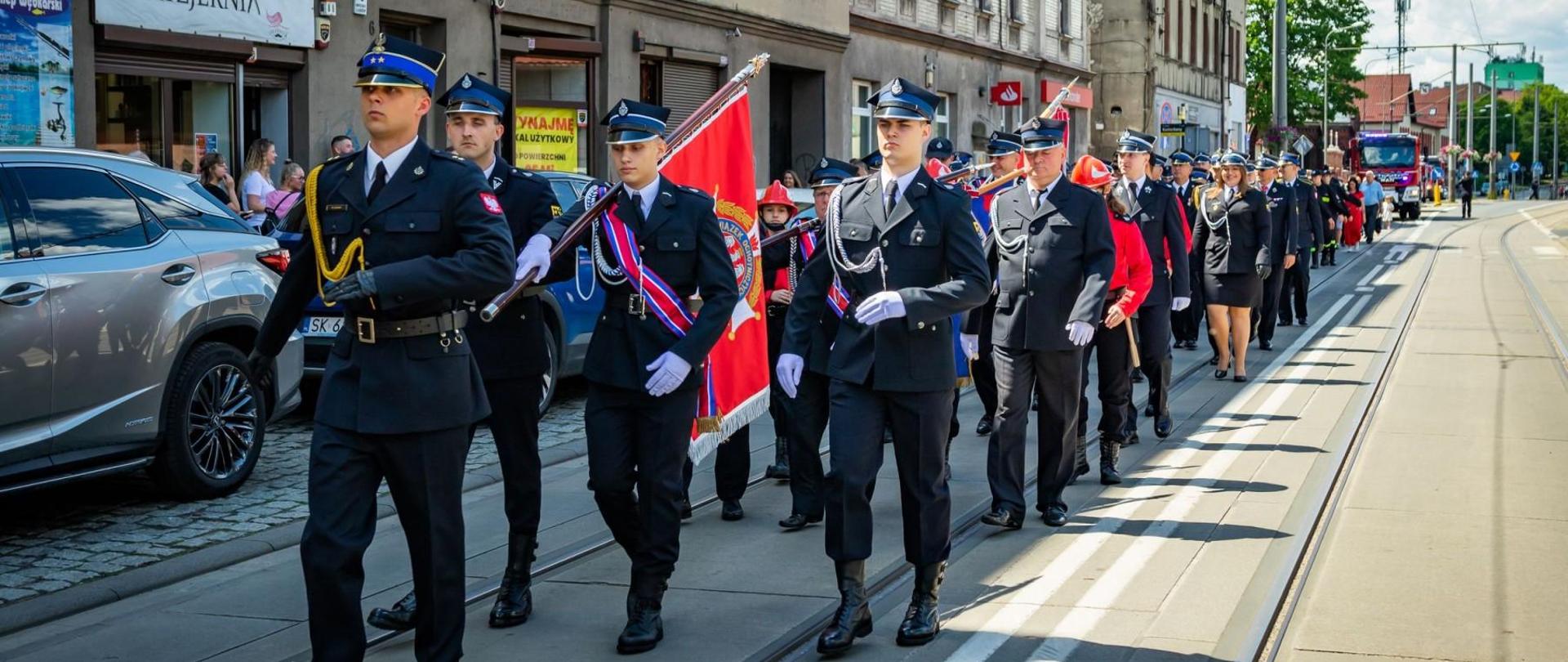 Przemarsz pododdziałów przez dzielnicę Szopienic