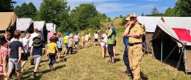 Próbna ewakuacja z obozowiska ciąg, harcerze przemieszczają się w bezpieczne miejsce - kontrola prewencyjna.