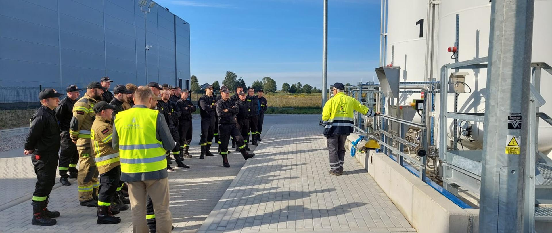 Na zdjęciu widoczni strażacy podczas szkolenia z Polską Spółką Gazownictwa