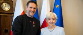 Odznaczony brązowym medalem "Zasłużony Kulturze-Gloria Artis" Kamil Maćkowiak wraz z wojewodą łódzkim Dorotą Ryl. 