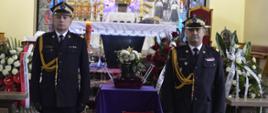 Na zdjęciu widać Zastępcę Komendanta Głównego PSP nadbryg. Arkadiusza Przybyłę który wraz ze Śląskim Komendantem Wojewódzkim PSP pełnią posterunek honorowy przy urnie zmarłego