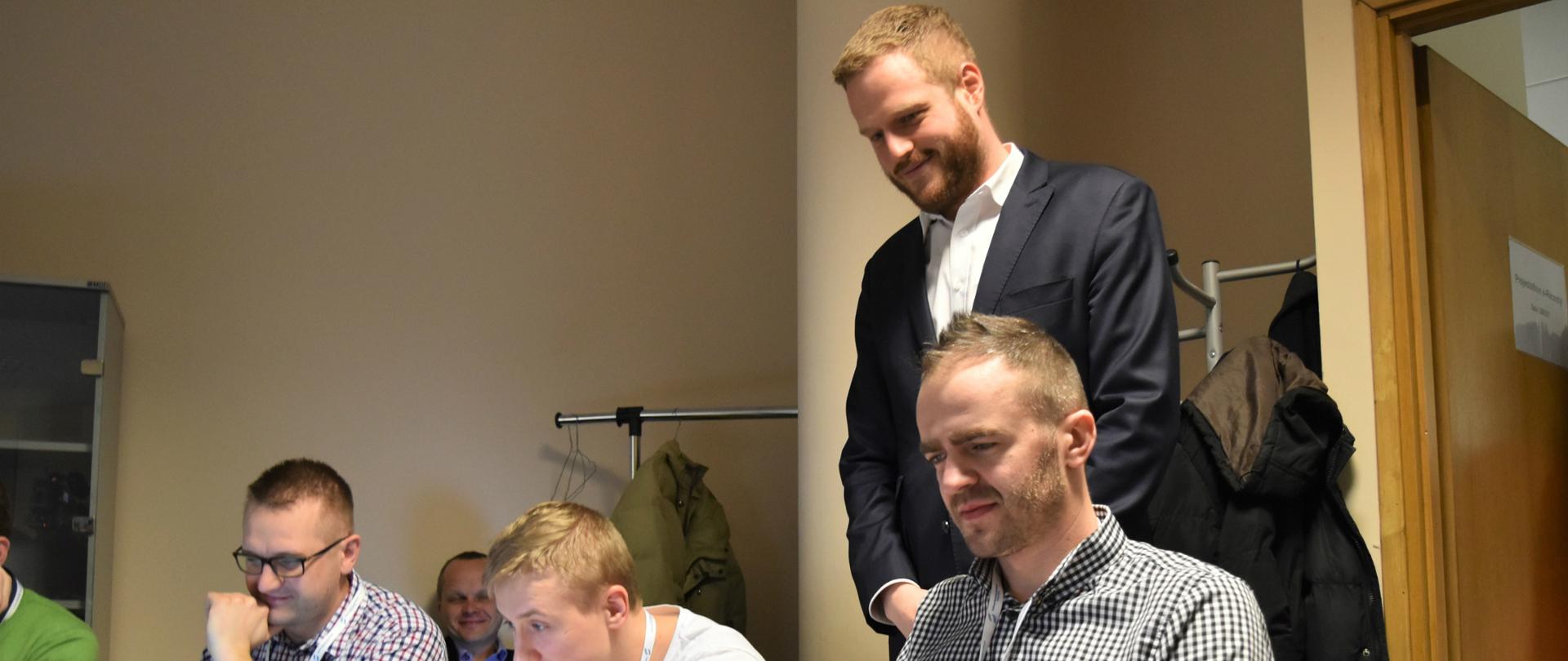 Wiceminister zdrowia Janusz Cieszyński podczas projectathonu w Centrum Systemów Informacyjnych Ochrony Zdrowia.