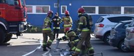 Ćwiczenia strażackie na Szkole Podstawowej w Dziadkowicach- rozwijanie linii gaśniczej