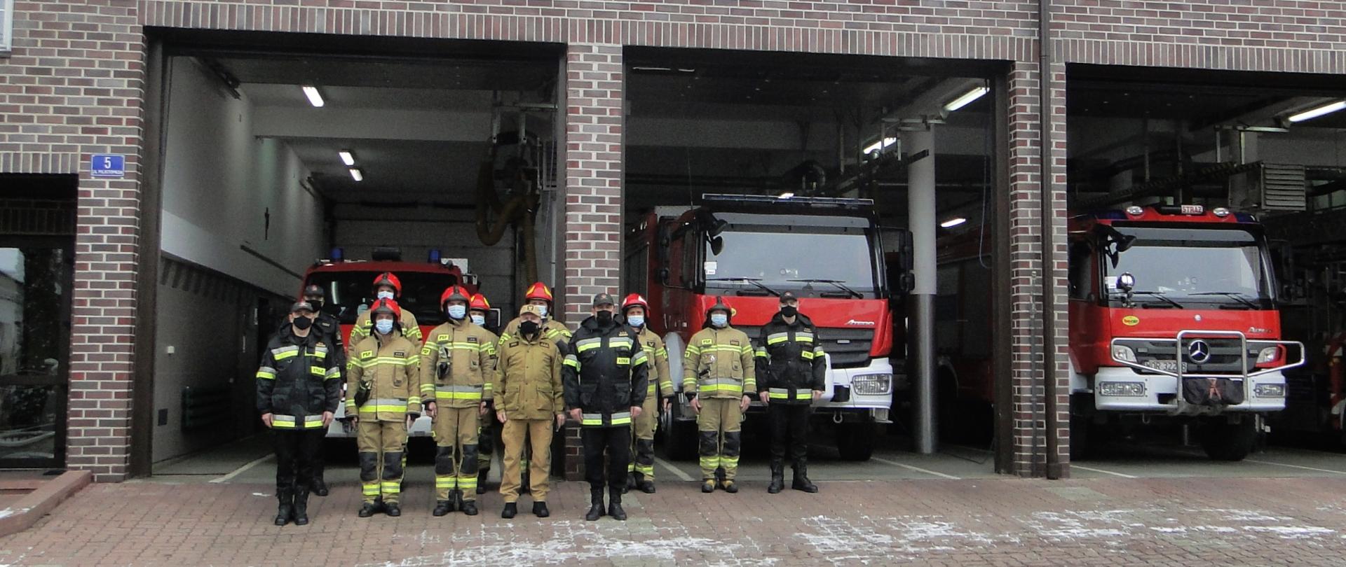 Wizyta Zastępcy MKW PSP. Strażacy w ugrupowaniu przed budynkiem komendy.