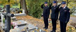 Kierownictwo KP PSP w Wąbrzeźnie oddające hołd nad grobami strażaków.