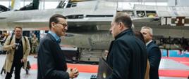 Premier Mateusz Morawiecki w zakładach lotniczych nr 2 S.A. w Bydgoszczy podczas spotkania z Ambasadorem USA.