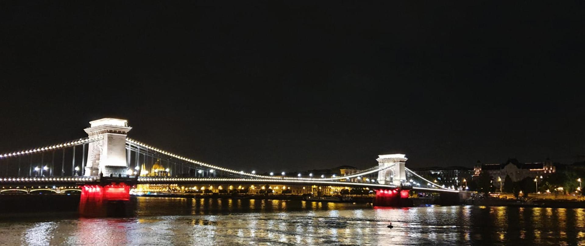 Most Łańcuchowy w polskich barwach narodowych