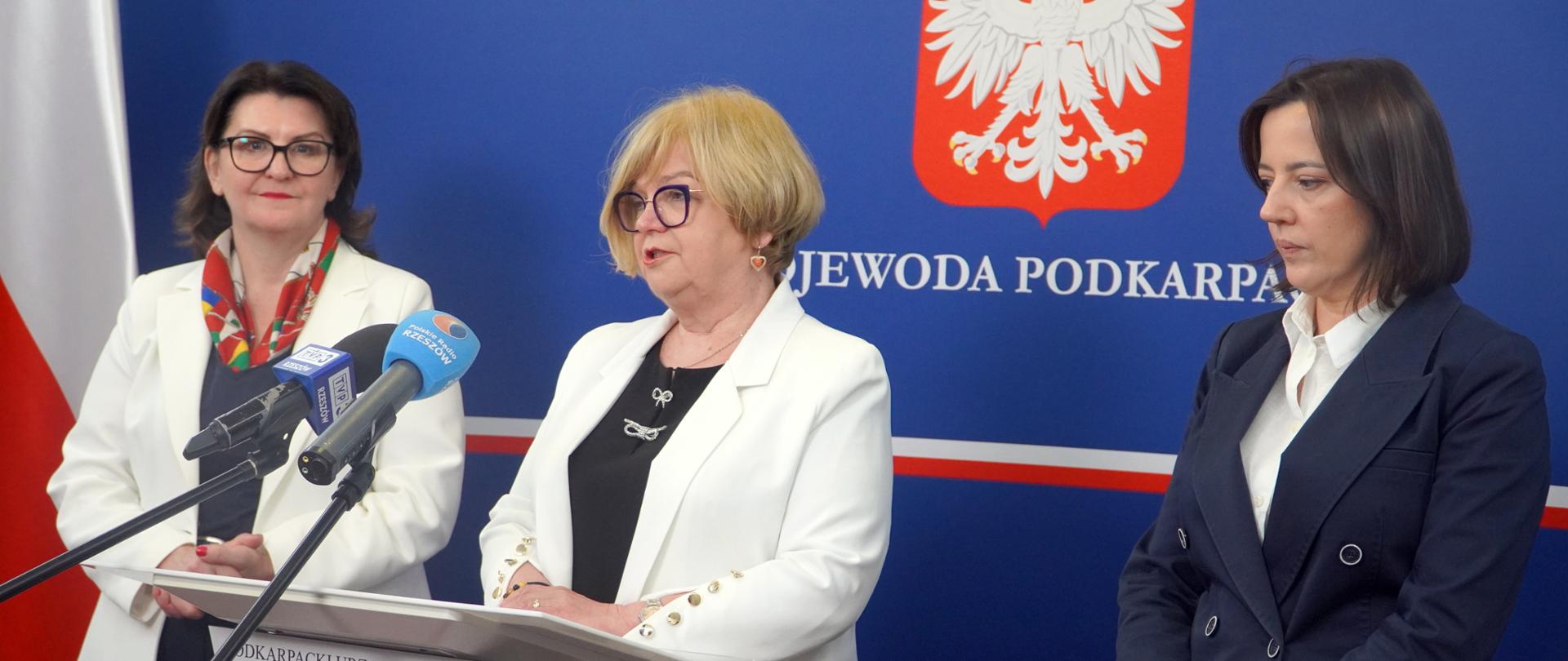 Zdjęcie przedstawia wojewodę Teresę Kubas-Hul podczas konferencji prasowej