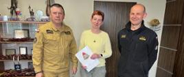 Gratulacje za 30 lat pracy Pani Doroty Marschałkowskiej przez Komendanta Miejskiego PSP w Koszalinie st. bryg. Jacka Szpuntowicza w obecności naczelnika wydziału kwatermistrzowskiego bryg. Dariusza Kadylaka
