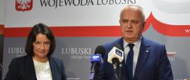 Wojewoda i dyrektor Chudak w czasie konferencji prasowej 