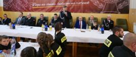 Na zdjęciu widzimy przemawiającego do zebranych strażaków posła na Sejm RP.