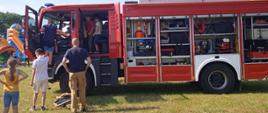 dzieci zwiedzające samochód strażacki