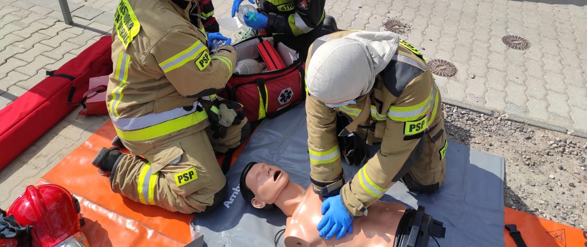 Zdjęcie przedstawia strażaków podczas ćwiczeń dowódcy jednostki ratowniczo-gaśniczej w zakładzie produkcyjnym NOVUM