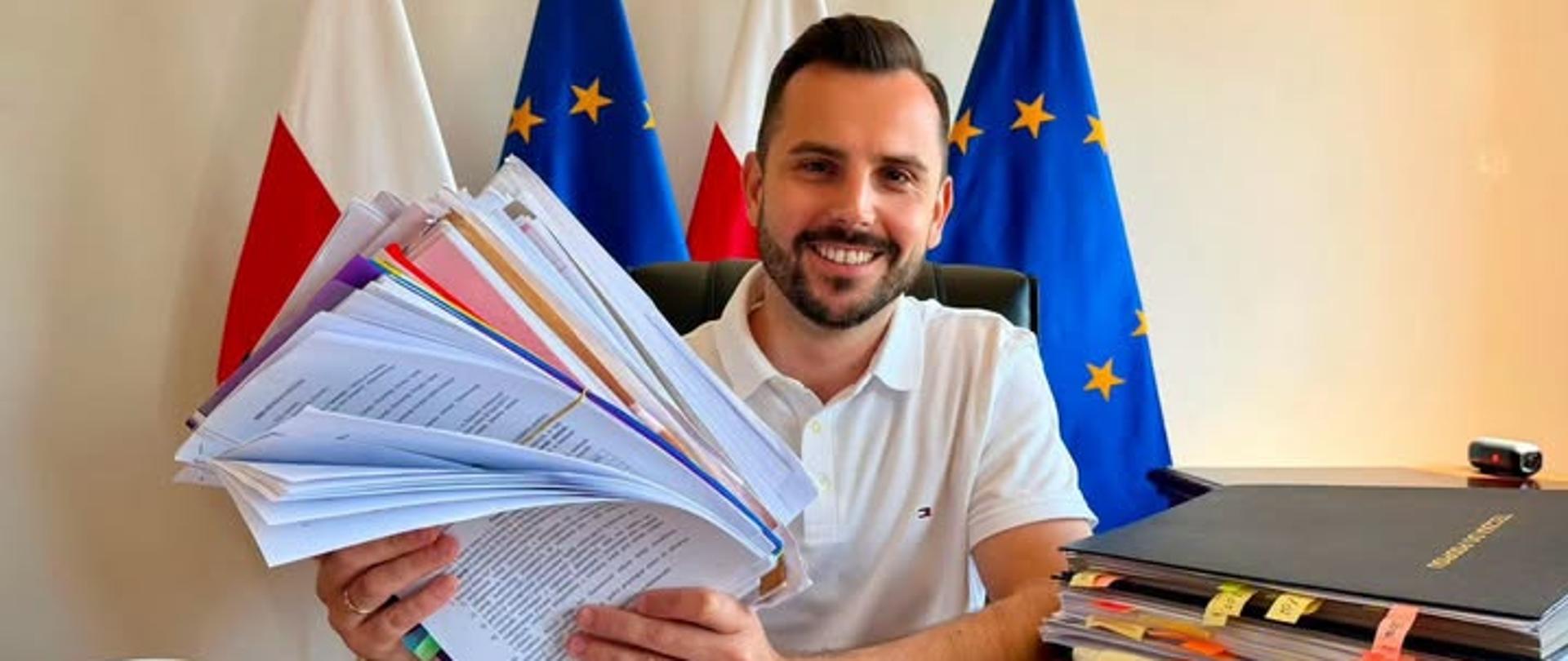 wicewojewoda z podpisanymi umowami