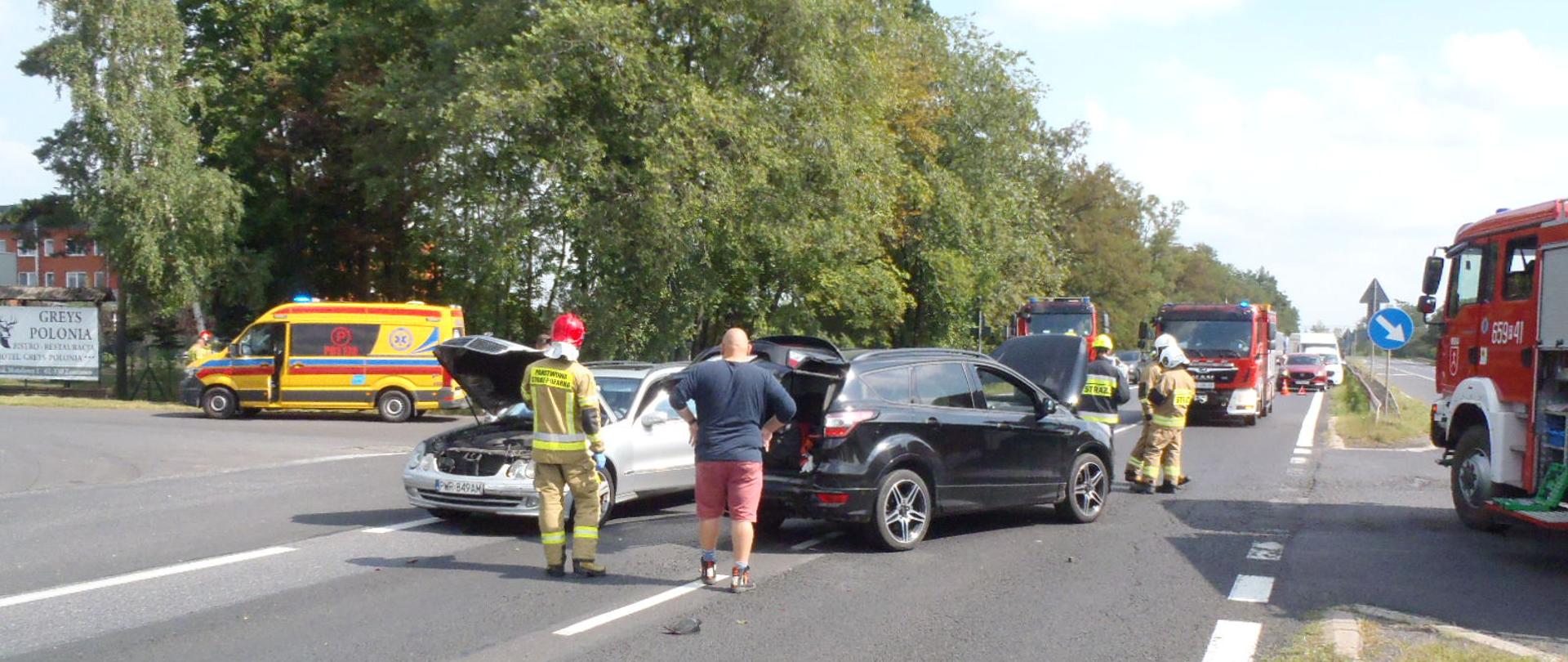 Zdjęcie przedstawia dwa pojazdy osobowe po zderzeniu