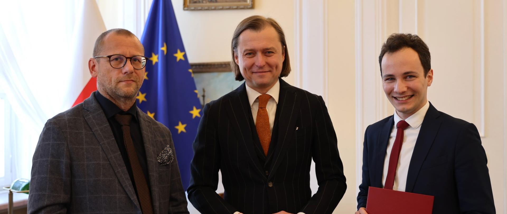 Na zdjęciu widać mężczyzn.