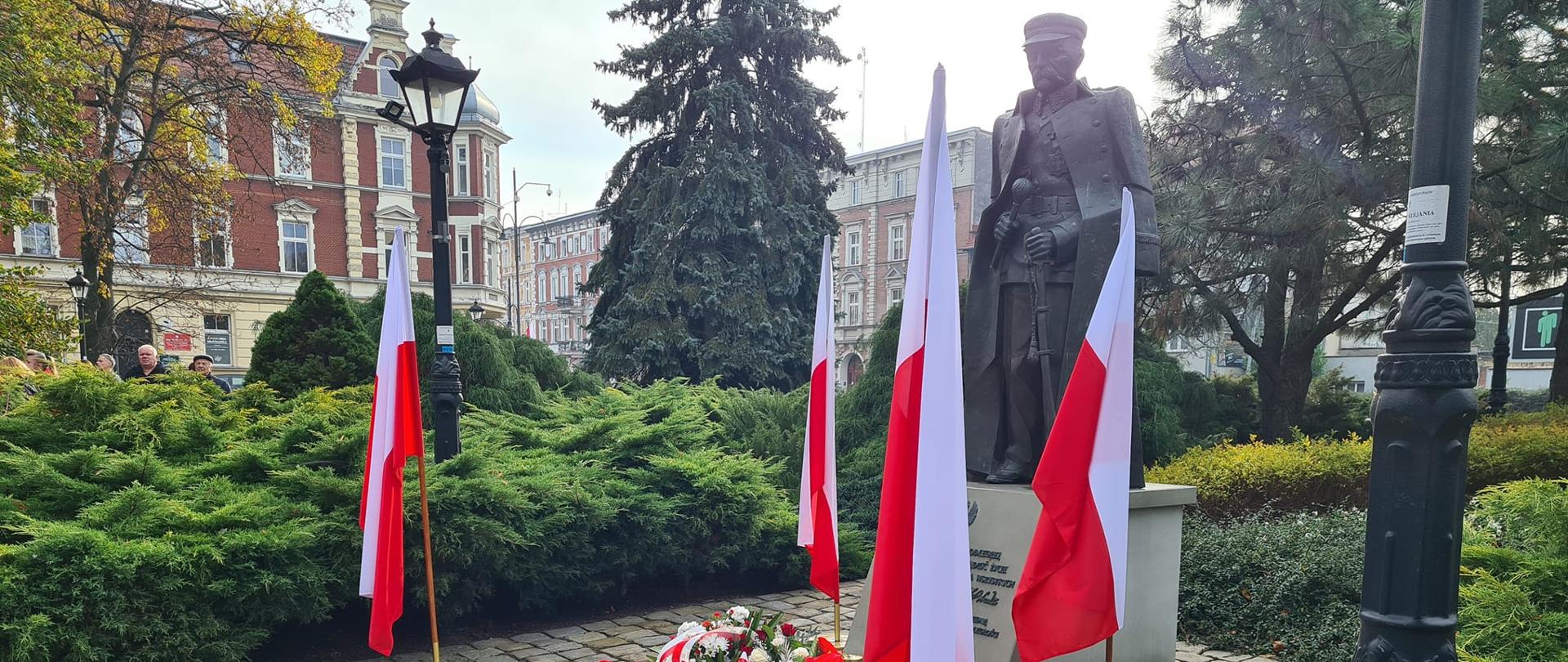 Oddanie hołdu walczącym o wolną Polskę przed pomnikiem marszałka Józefa Piłsudskiego.