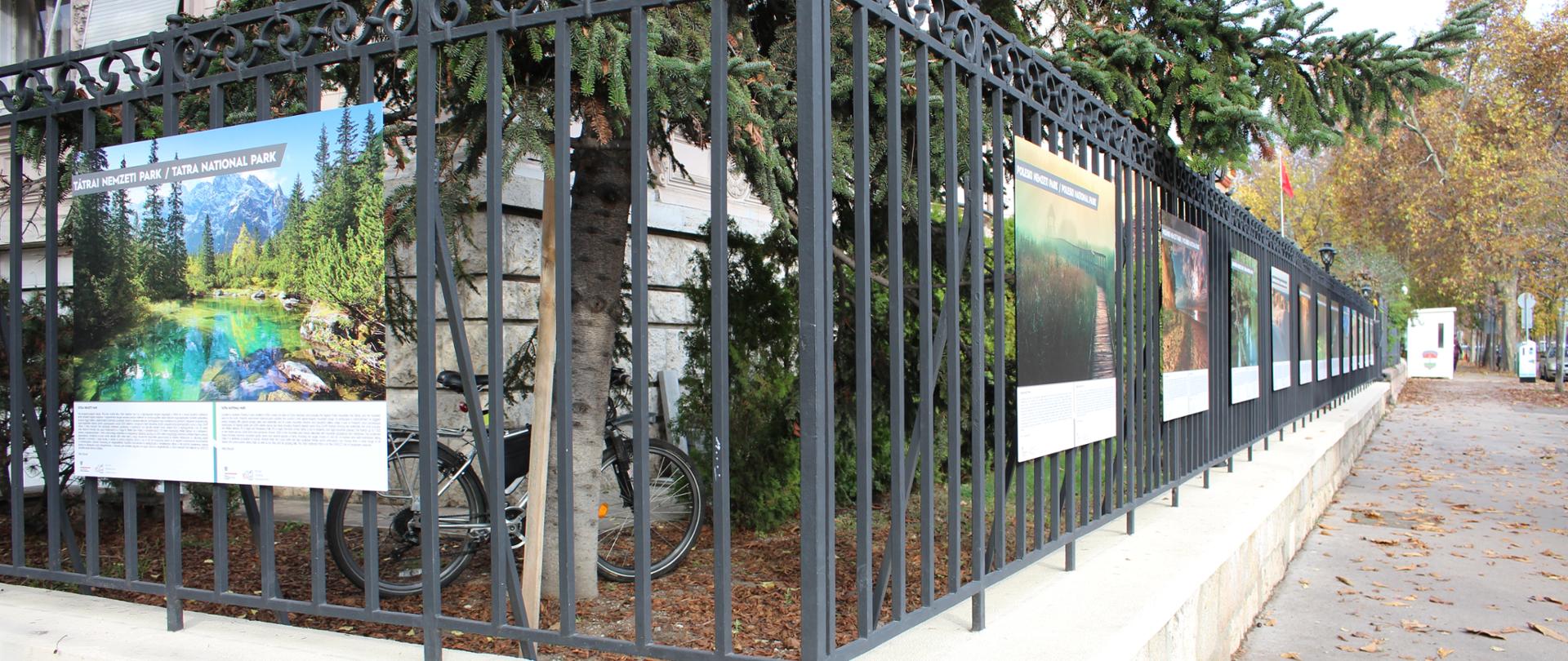 Lengyel nemzeti parkokat bemutató kiállítás a budapesti Lengyel Nagykövetség épületének kerítésén (2022. november 29.)