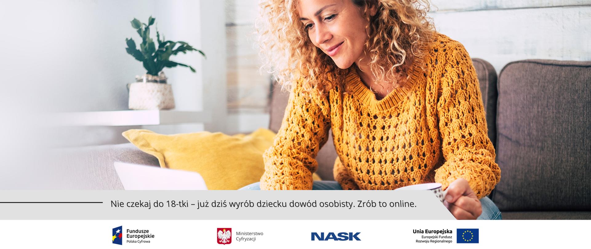 Grafika. Kobieta siedząca w domu przed ekranem laptopa. Obok napis: Nie czekaj do 18-tki - już dziś wyrób dziecku dowód osobisty. Zrób to online