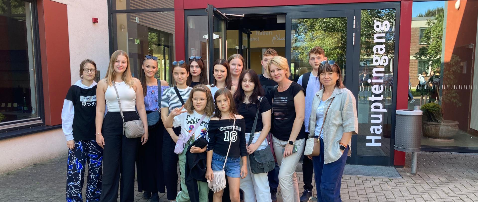 Uczennica naszej szkoły Lena Torba w dniach 15-19 września 2023 podczas VII Niemiecko - Polskiego festiwalu Młodych Muzyków w Bremen w Niemczech. LidiceHaus - miejsce noclegowe wycieczki. Uczestnicy Festiwalu stoją przed wejściem do LidiceHaus. Przyjechali właśnie po 17 godzinnej drodze autokarem na miejsce. Na zdjęciu uczestnicy z PSM I i II st w Zamościu oraz Szczebrzeszynie i Biłgoraju - w sumie 14 osób. Opiekunki Iwona Frabowska i Małgorzata Kawalec - Pyś stoją po prawej stronie.