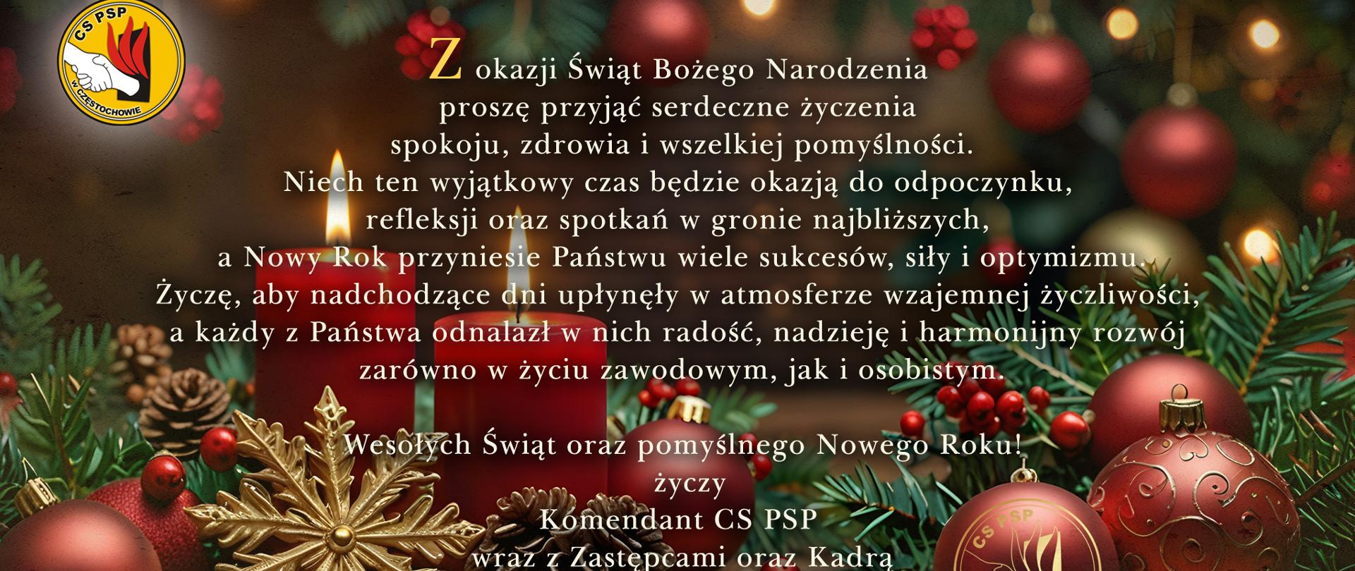 Świąteczna grafika z życzeniami z okazji Świąt Bożego Narodzenia 2025 od kierownictwa i kadry Centralnej Szkoły PSP, na górze po lewej logo Centralnej Szkoły PSP, na środku kartki życzenia umieszczone na tle grafiki palących się świec oraz stroików świątecznych ozdobionych bombkami
