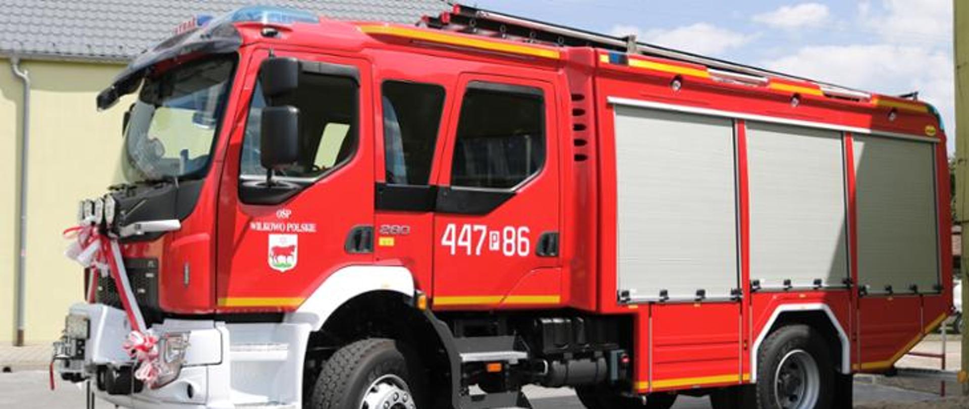 czerwony samochód strażacki