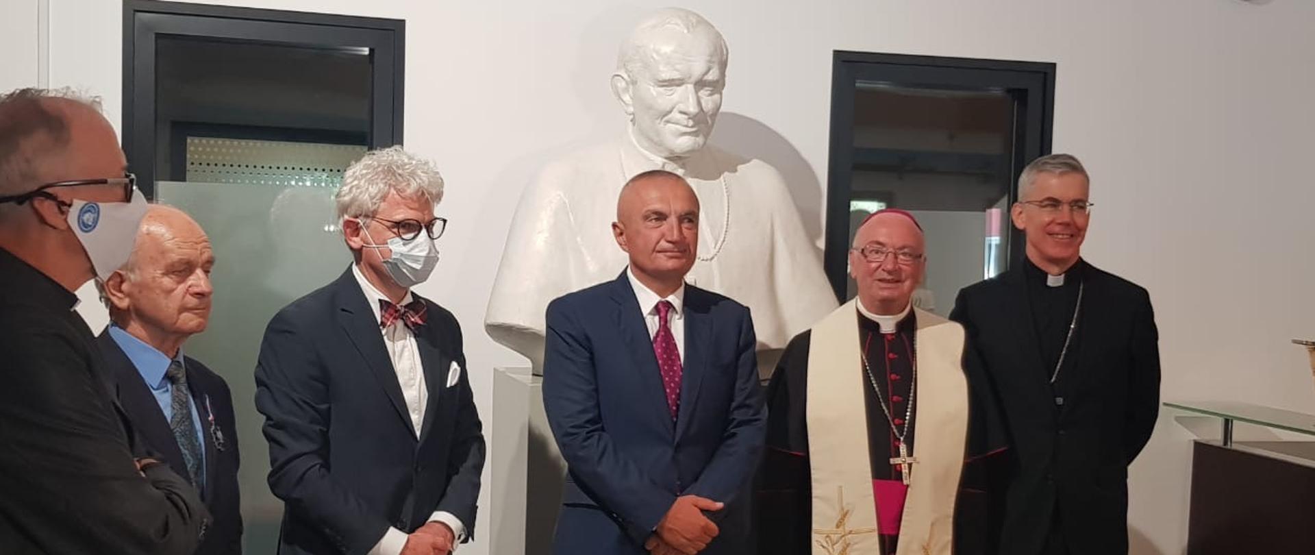 W dniu 26.08.2020 r. – w roku stulecia urodzin św. Jana Pawła II i w dniu 110 urodzin w Skopje św. Matki Teresy, jak również w dniu NMP Częstochowskiej, Ambasador RP w Tiranie, Pan Karol Bachura dokonał uroczystego odsłonięcia, na uniwersytecie katolickim w Tiranie, popiersia św. Jana Pawła II dłuta jednego z najznamienitszych rzeźbiarzy albańskich, M. Dhrami’ego. 