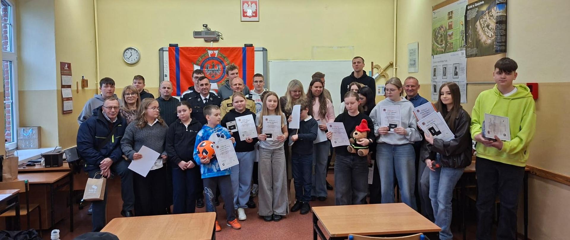 wspólne zdjęcie wszystkich uczestników OTWP wraz z członkami komisji na tle sali klasowej 