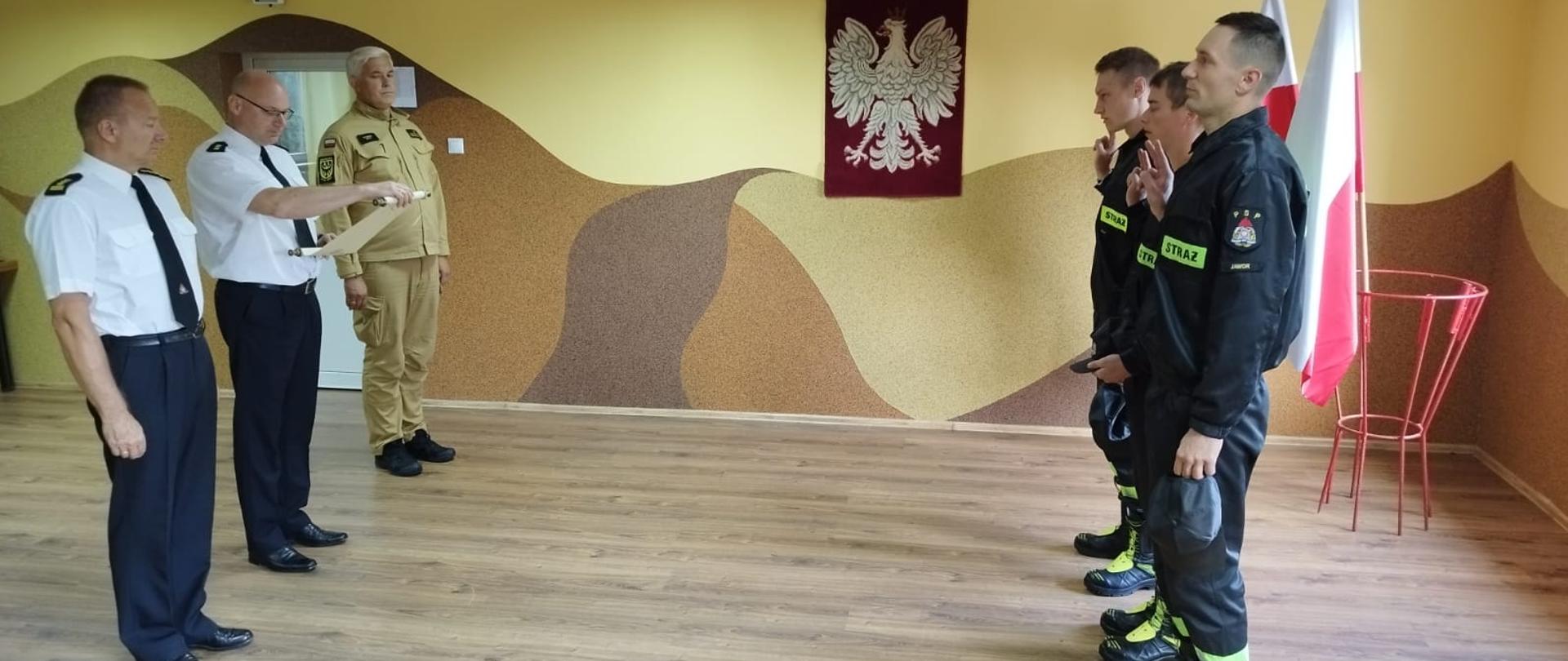 Obraz przedstawia strażaków podczas składania ślubowania