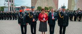 PoNa pierwszym planie wyróżnieni medalami na 100 Lecie Związku OSP w tle ustawione pododdziały PSP i OSP