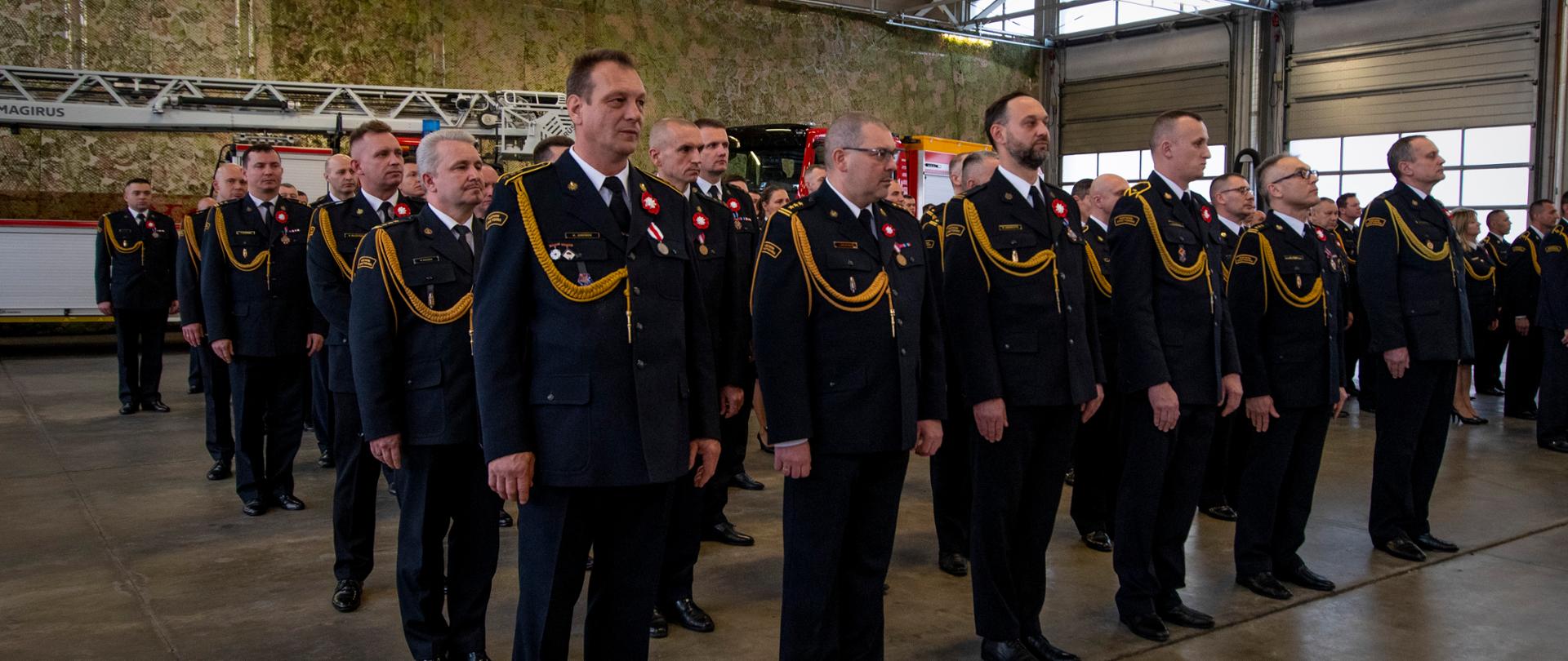 Uroczysta zbiórka z okazji Narodowego Święta Niepodległości z udziałem Sekretarza Stanu w MSWiA i Komendanta Głównego PSP