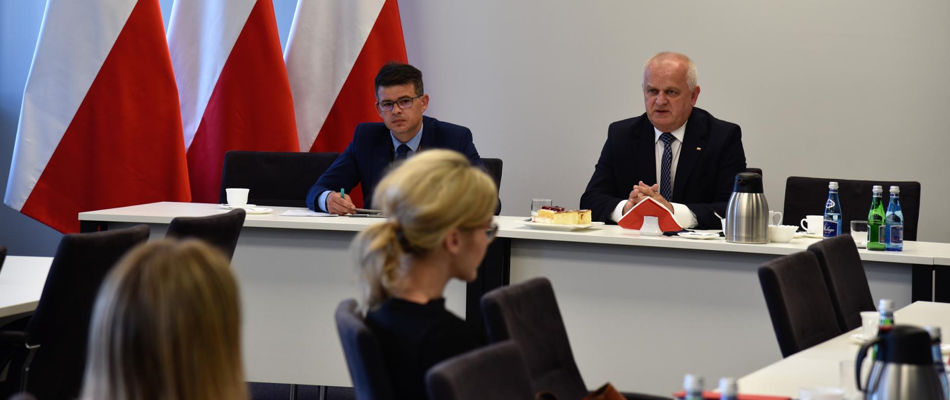 Wojewoda lubuski przemawia w czasie spotkania, obok dyrektor biura wojewody