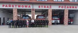 Na tle budynku Komendy Powiatowej Państwowej Straży Pożarnej w Świeciu stoją funkcjonariusze, pracownicy cywilni oraz emeryci Komendy Powiatowej Państwowej Straży Pożarnej w Świeciu. 