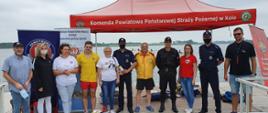 Zdjęcie przedstawia prowadzących zajęcia tj. ratowników medycznych, strażaka i policjanta podczas akcji prewencyjnej w ramach ogólnopolskiej kampanii :Kręci mnie bezpieczeństwo nad wodą"
