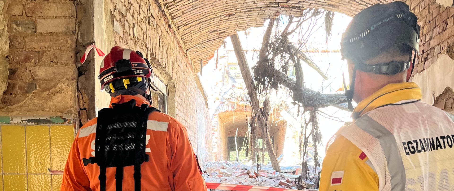 4. Przewodnik i egzaminator obserwują gruzowisko podczas egzaminu