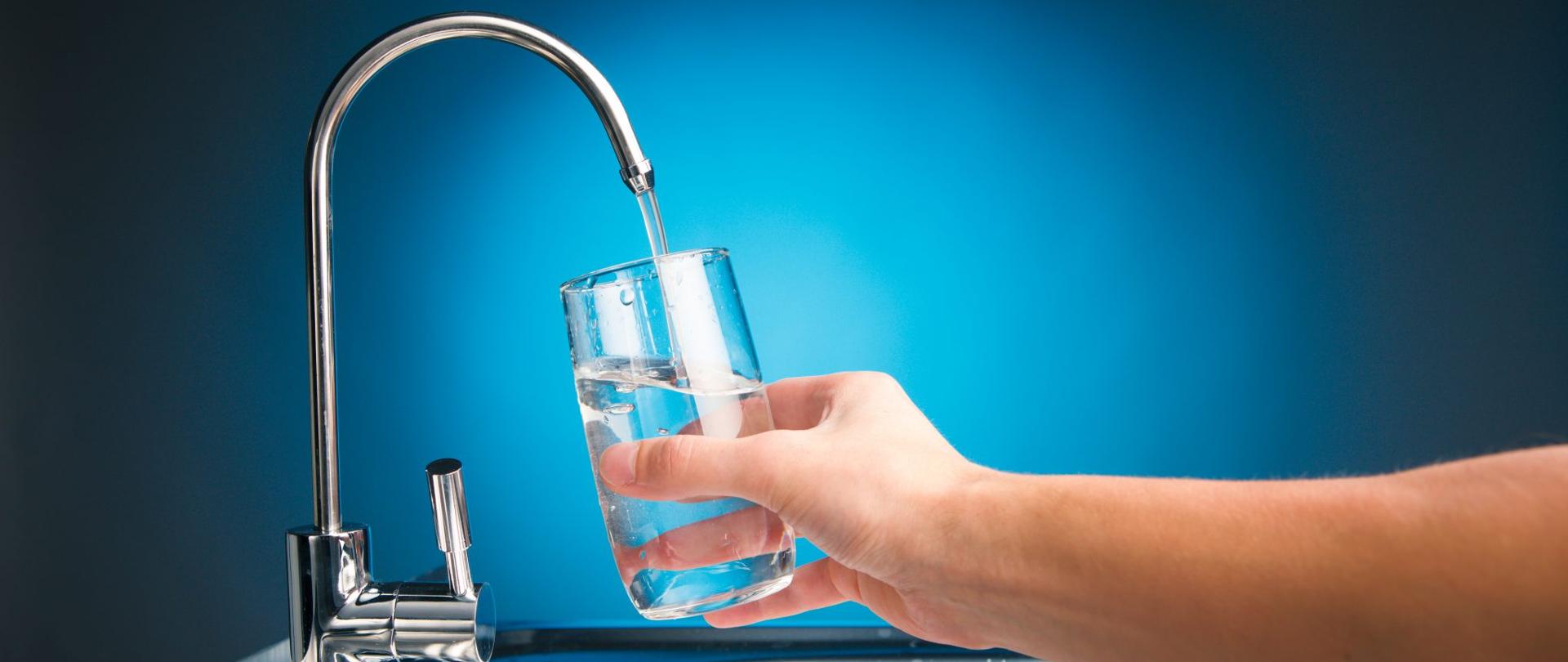 Zdjęcie, kran, szklanka z wodą