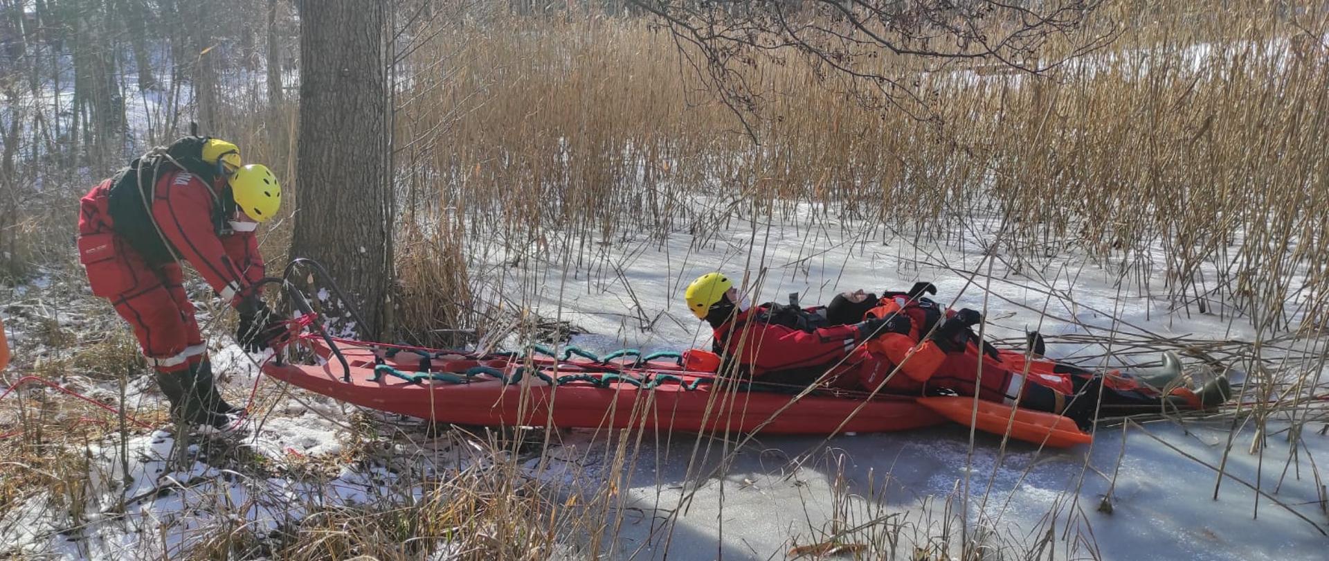 Zdjęcie przedstawia strażaków z Komendy Miejskiej Państwowej Straży Pożarnej w Olsztynie w trakcie ćwiczeń z zakresu ratownictwa na lodzie