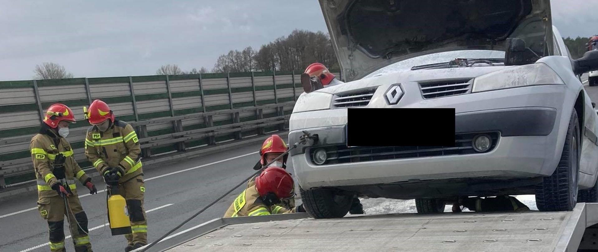 PIŃCZOWSKI STRAŻAK UGASIŁ POŻAR POJAZDU OSOBOWEGO W CZASIE WOLNYM OD SŁUŻBY 