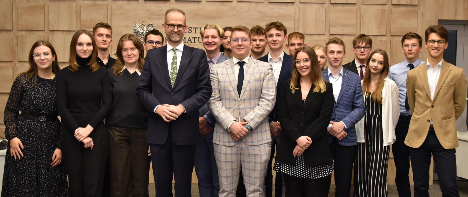 Wiceminister klimatu i środowiska Adama Guibourgé-Czetwertyński z członkami Młodzieżowej Rady Klimatycznej.